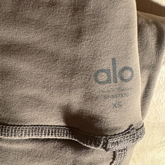 ALO Yoga cream Leggings - Picture 3 of 3